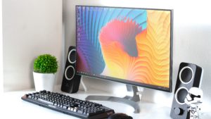 Deve comprar-se um monitor que fique bem no setup