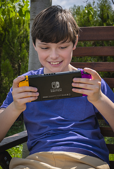 Imagem de criança a jogar Nintendo Switch