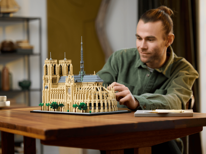 LEGO Architecture: Notre-Dame de Paris, 4383 Pe&ccedil;as (21061) image number 10