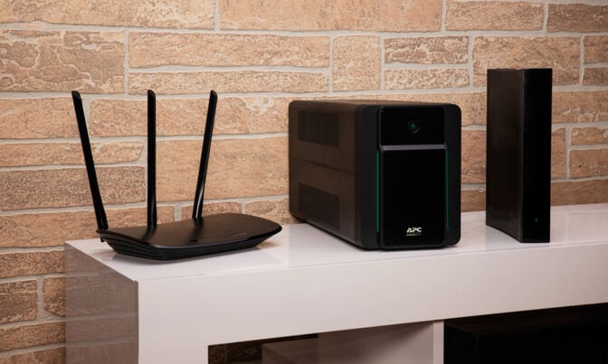 UPS APC Back-UPS 2200VA 230V AVR Tomadas IEC image number 2