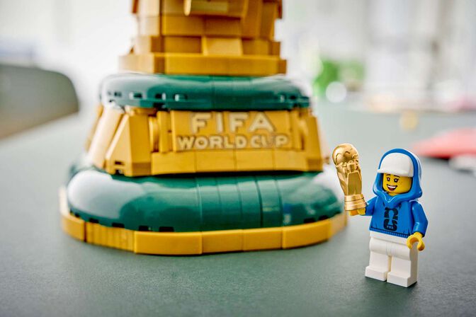 LEGO Editions: Trof&eacute;u Oficial do Campeonato do Mundo da FIFA, 2842 Pe&ccedil;as (43020) image number 4
