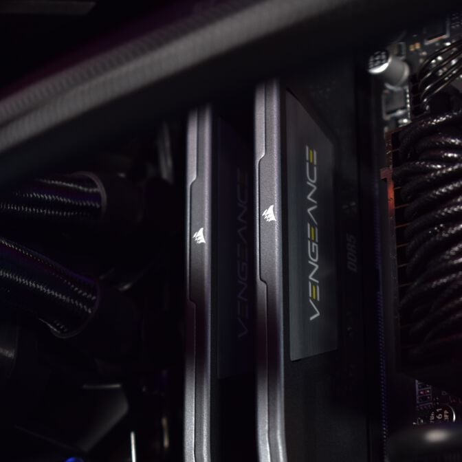 Computador King Mod Gamer-PC Ryzen 9 9900X 32GB DDR5 1TB RTX 5070 WiFi W11 image number 1