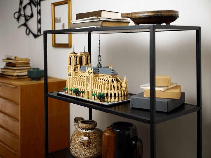 LEGO Architecture: Notre-Dame de Paris, 4383 Pe&ccedil;as (21061) image number 9
