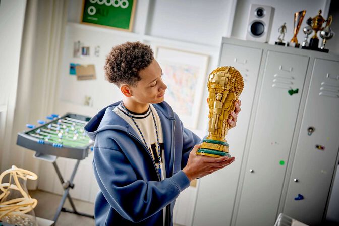 LEGO Editions: Trof&eacute;u Oficial do Campeonato do Mundo da FIFA, 2842 Pe&ccedil;as (43020) image number 5