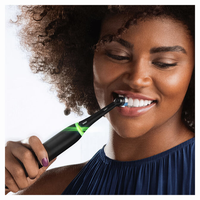 Escova de Dentes El&eacute;trica Oral-B iO Series 4 Magnetic Preto image number 4